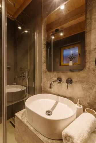 a bathroom with a large sink and a shower at Domki Trzy Korony in Sromowce Niżne