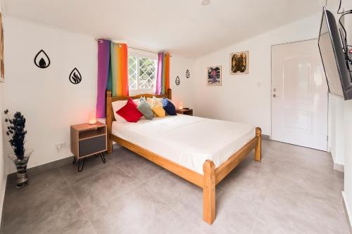a bedroom with a bed and a window at Casa Fofo in San Carlos