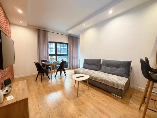 Mieszczańska Riverfront Apartment by BookingHost