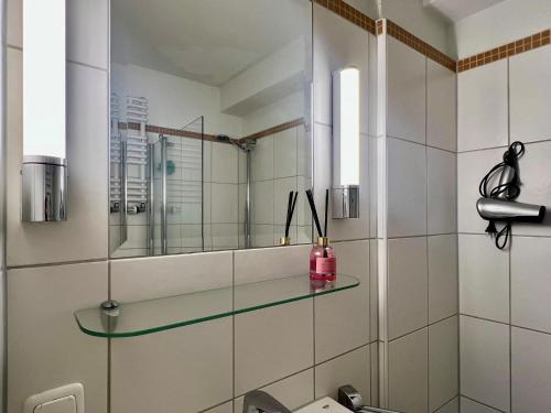 a glass shelf in a bathroom with a shower at 3BR-Innenstadt-WIFI-Parking in Bremerhaven
