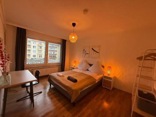 a bedroom with a bed and a desk and a window at 3BR-Innenstadt-WIFI-Parking in Bremerhaven