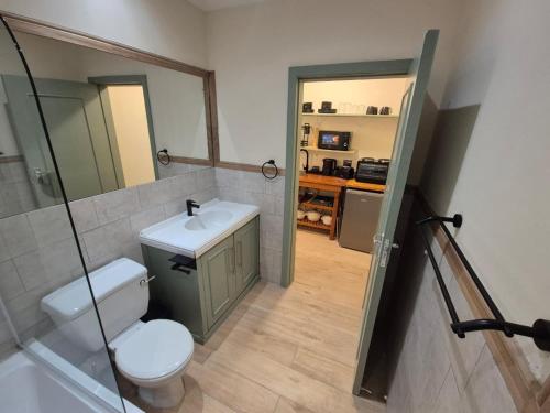 a bathroom with a toilet and a sink at Vida Lenta in Springbok