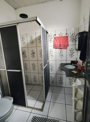 a bathroom with a shower and a sink at Casa em Mosqueiro com Piscina in Belém