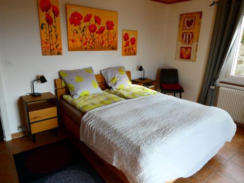 a bedroom with a bed and a window at Appartement La Coudraie in Blonay