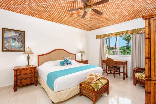 a bedroom with a bed and a ceiling fan at Aventuras Club Laguna in Puerto Aventuras
