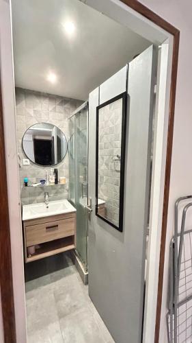 Studio duplex Meublé في شيربوغ أون كوتننتين: حمام مع دش ومغسلة ومرآة