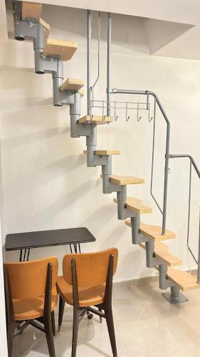 Studio duplex Meublé في شيربوغ أون كوتننتين: تتدلى ثريا فوق طاولة وكراسي