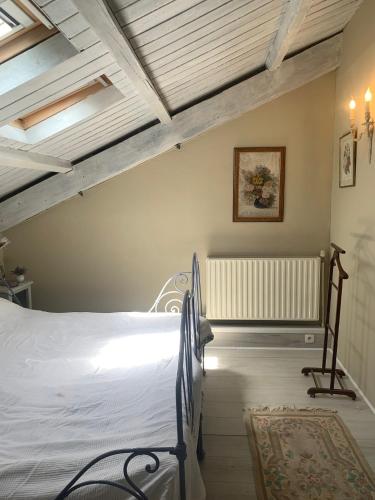 a bedroom with a bed in a room with wooden ceilings at Chic trainstation in Pomas