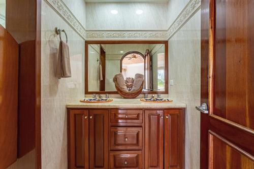 a bathroom with a sink and a mirror at Aventuras Club Laguna in Puerto Aventuras