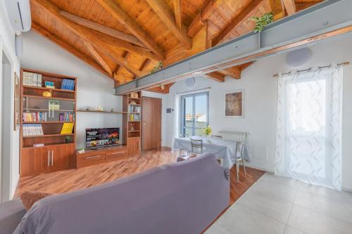 Homey Grandeur - Spacious Stay with Terrace & Wi-Fi