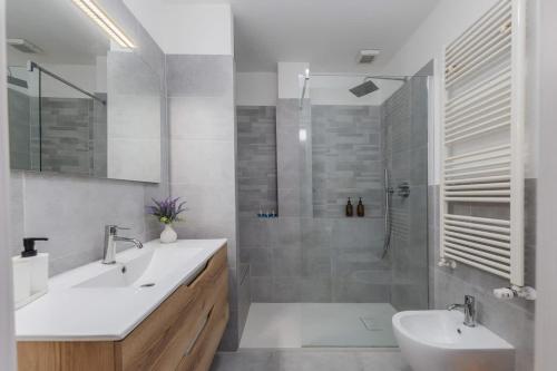 Homey Grandeur - Spacious Stay with Terrace & Wi-Fi