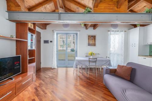 Homey Grandeur - Spacious Stay with Terrace & Wi-Fi