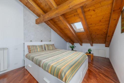 Homey Grandeur - Spacious Stay with Terrace & Wi-Fi