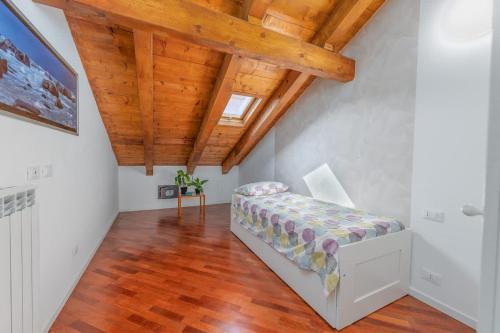 Homey Grandeur - Spacious Stay with Terrace & Wi-Fi