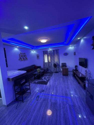 un soggiorno con luci blu sul soffitto di AmkGroup a Dakar