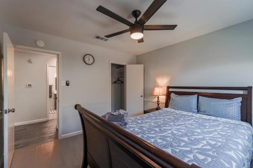 a bedroom with a bed with a ceiling fan at Modern 4 Bedroom home with large, fenced backyard, Pet friendly - 20 mins to DFW Airport in Flower Mound