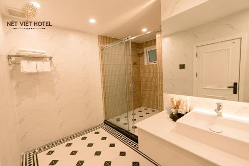 a bathroom with a sink and a shower at Nét Việt House Hotel Market & Bridge Centre Soc Trang in Soc Trang