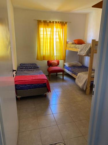 a room with two bunk beds and a window at Casa en la Punta San luis in La Punta
