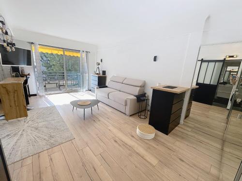 Beautifull studio Rouaze Miramar balcony AC 120