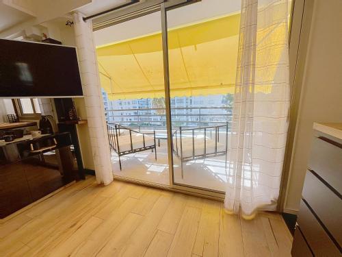 Beautifull studio Rouaze Miramar balcony AC 120