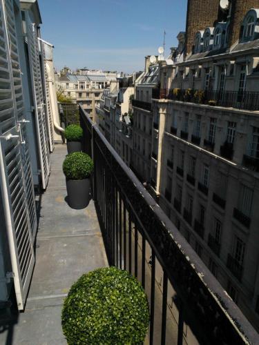 Champs Elysées Apartment