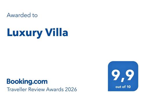 En logo, et sertifikat eller et firmaskilt på Luxury Villa