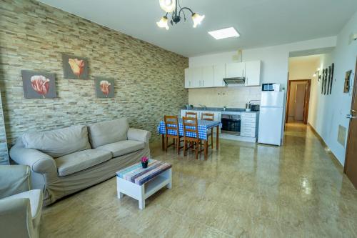 a living room with a couch and a kitchen at Edificio Prieto VIV 2A in Puerto del Rosario
