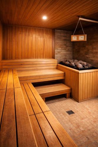 eine Sauna mit Holzwänden und Treppe in einem Zimmer in der Unterkunft Olimpija Hotel & SPA in Daugavpils