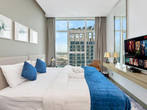 Dubai City Center Canal View Apartments by Luxe Manor