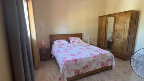 En eller flere senger på et rom på Maison d'Afrique