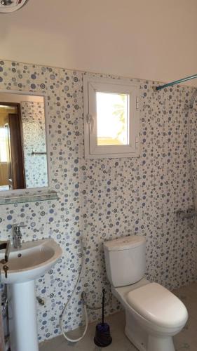 un bagno con WC e lavandino di Maison d'Afrique a Saly Portudal