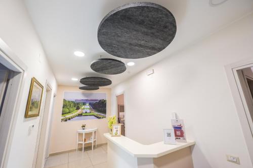 a room with three circles on the ceiling at Le Fontane del Re in Caserta