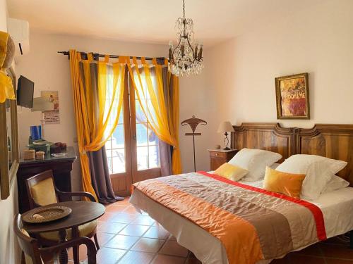 una camera da letto con un letto, un tavolo e una finestra di Villa CaraVane a Benalmádena