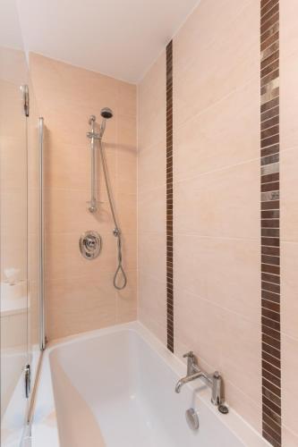 The best 2 bedroom Cardiff City Centre Apartment photo 41
