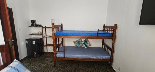 a room with two bunk beds in a room at Suíte Trilha do Sol 2 in Arraial do Cabo