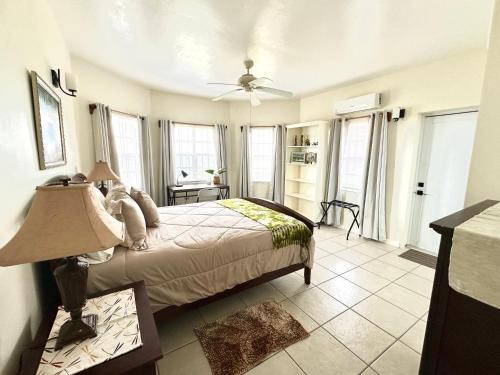 Postel nebo postele na pokoji v ubytování Krysta's Hideaway