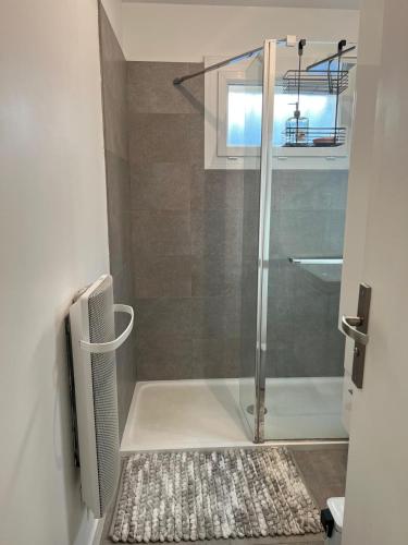 Appartement maisonnette في فوس-سور-مير: حمام مزود بدُش ذي باب زجاجي