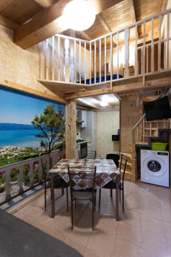 a dining room with a table and a view of the ocean at Mini casa a 30 mt dalla spiaggia in Catania