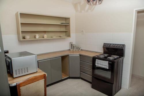 kuchnia z blatem i kuchenką w obiekcie BP property w mieście Harare