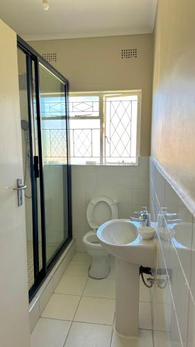 łazienka z toaletą i umywalką w obiekcie BP property w mieście Harare