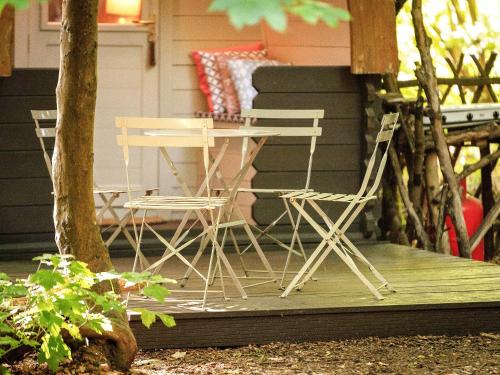 two white chairs and a table on a porch at Bluebelle - Ukc5928 in Highclere