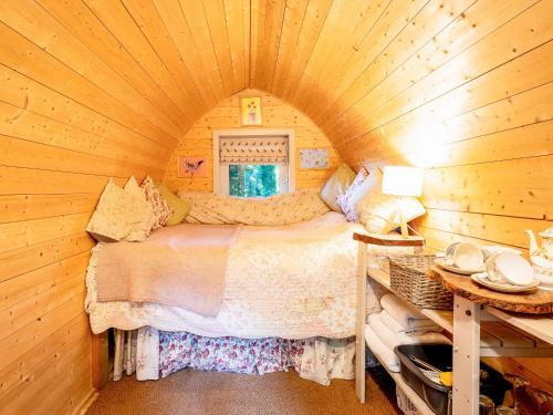 a bedroom with a bed in a wooden cabin at Bluebelle - Ukc5928 in Highclere