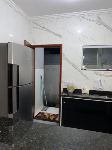 kuchnia z lodówką ze stali nierdzewnej w pokoju w obiekcie Casa Diamante w mieście Angelim
