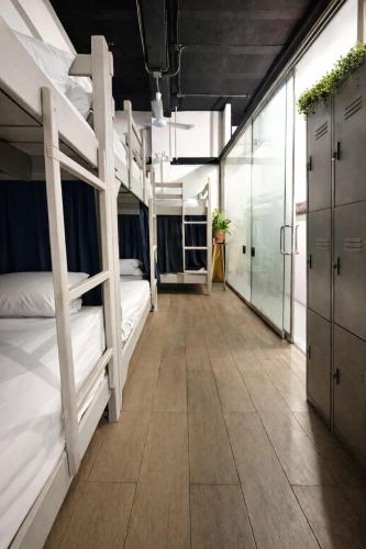 a hallway with bunk beds in a room at Hostel Auikyani in Cozumel