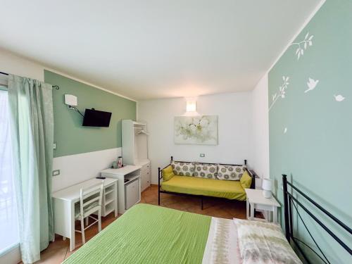a small bedroom with a bed and a couch at B&B Il Grande Salice Bike Friends in Ponti Sul Mincio