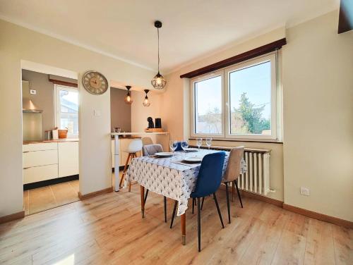 a kitchen and dining room with a table and chairs at Le repère des amis - 4 pers - proche tram - parking gratuit - babyfoot in Lingolsheim