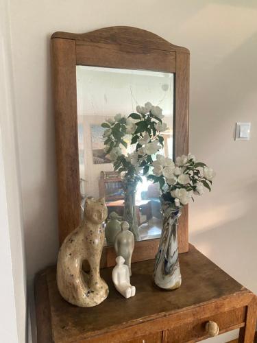 a shelf with two vases and a mirror and flowers at Retro stodoła Siedlisko Klocówka Roztocze Całoroczna agroturystyka in Majdan Wielki