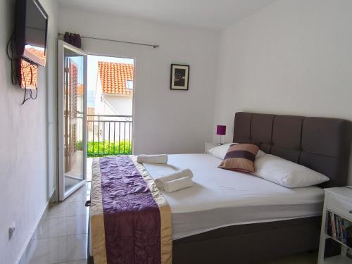 Summer Apartments Bol Island