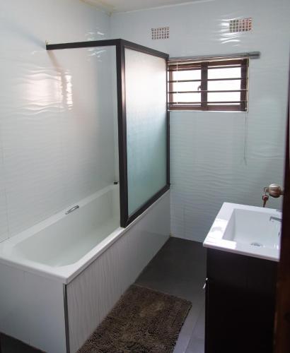 Vonios kambarys apgyvendinimo įstaigoje Ndola Pineview Luxury suites