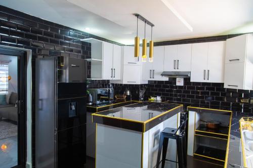 Virtuvė arba virtuvėlė apgyvendinimo įstaigoje Ndola Pineview Luxury suites